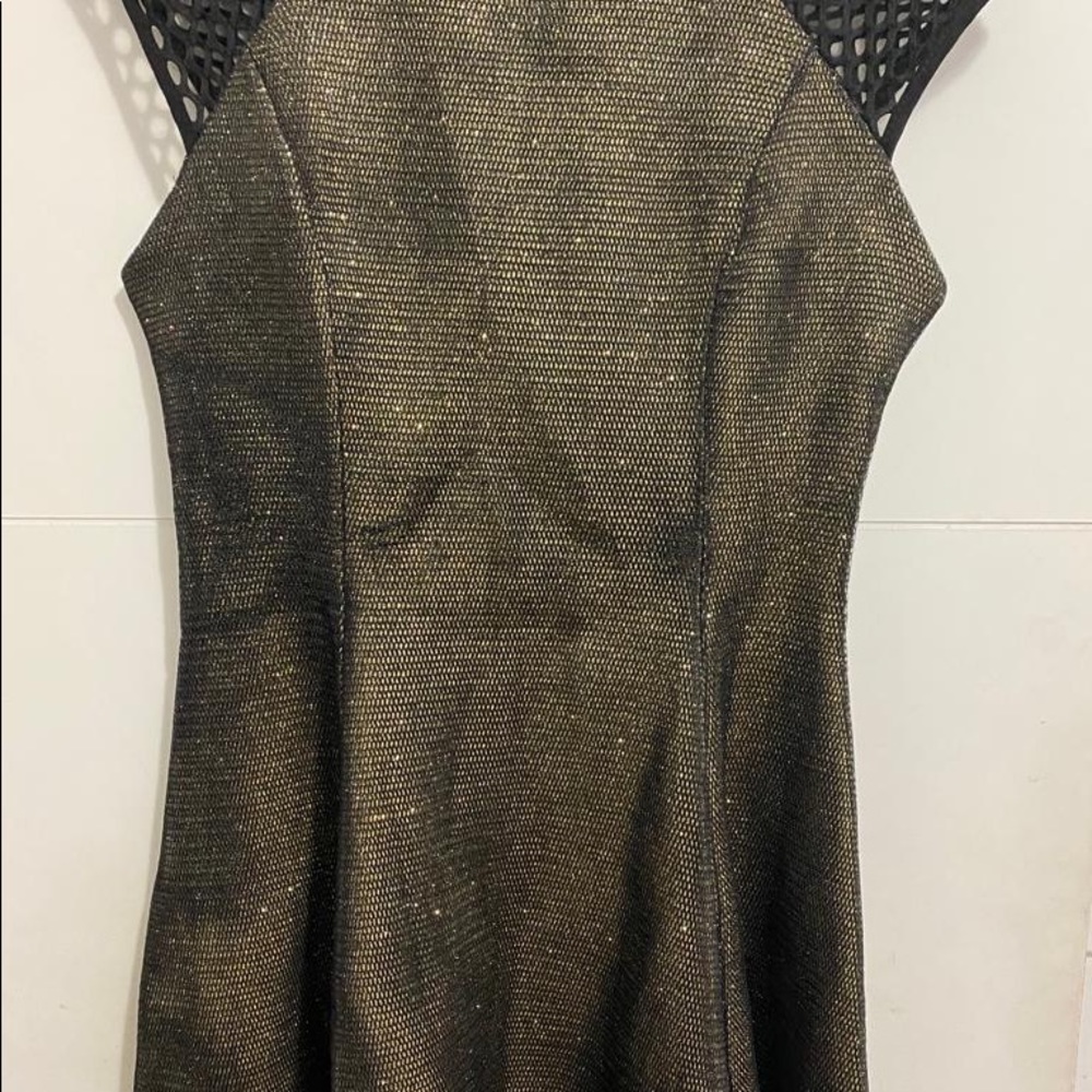 Dresses - Picture 2 of 4
